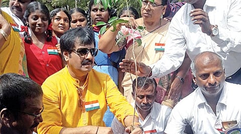 ஒரு லட்சம் மரக்கன்றுகள் நடும் பணி: அம்பத்தூரில் நடிகர் விவேக் தொடங்கி வைத்தார்