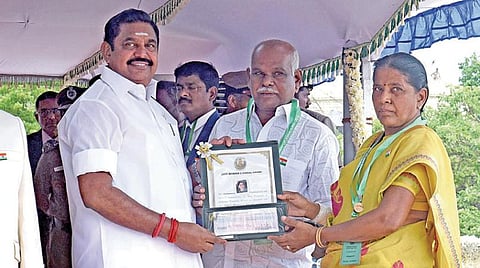 கொள்ளையர்களை துணிவுடன் விரட்டிய நெல்லை மாவட்டம் கடையம் தம்பதிக்கு ‘அதீத துணிவு’ விருது வழங்குகிறார் முதல்வர்.