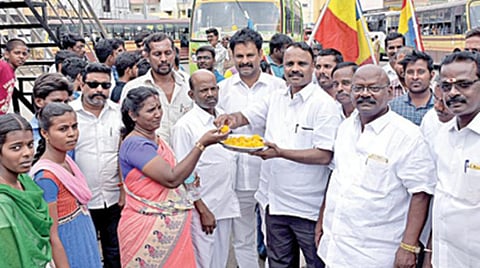 வேலூர் பழைய பேருந்து நிலையத்தில் பொது மக்களுக்கு இனிப்பு வழங்கி கொண்டாடிய பாமகவினர்.படம்: வி.எம்.மணிநாதன்.