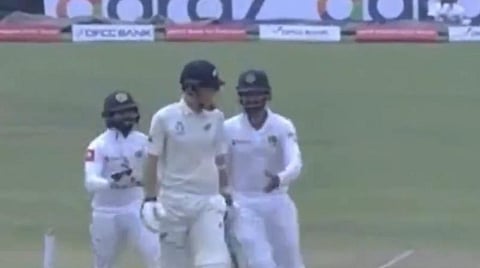 ஹெல்மெட்டில் சிக்கிய பந்து: டிரெண்ட் போல்ட்டை அவுட்டாக்க சுற்றி வந்த இலங்கை வீரர்கள்