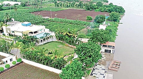 கிருஷ்ணா நதியில் வெள்ளப்பெருக்கு ஏற்பட்டுள்ளதால் உண்டவல்லி பகுதியில் முன்னாள் முதல்வர் சந்திரபாபு நாயுடுவின் வீட்டை தண்ணீர் சூழ்ந்துள்ளது.