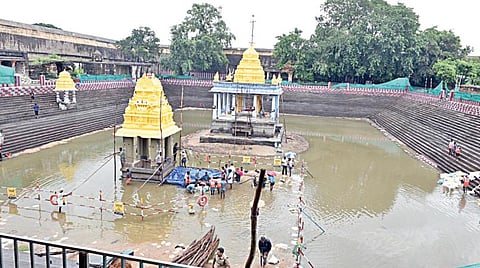 காஞ்சிபுரத்தில் கடந்த 48 நாட்களாக ஒரு கோடிக்கும் அதிகமான பக்தர்களுக்கும், பொதுமக்களுக்கும் தரிசனம் கொடுத்த வந்த அத்திவரதர் நேற்று இரவு அனந்தசரஸ் குளத்தில் சயனித்தார்.