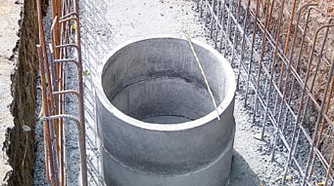 சென்னை ராஜா அண்ணாமலைபுரம், பசும்பொன் முத்துராமலிங்க தேவர் சாலையில் உள்ள மழைநீர் வடிகாலில் மழைநீரை சேகரிக்க சென்னை மாநகராட்சி நிறுவி வரும் உறை கிணறு. படம்: ச.கார்த்திகேயன்