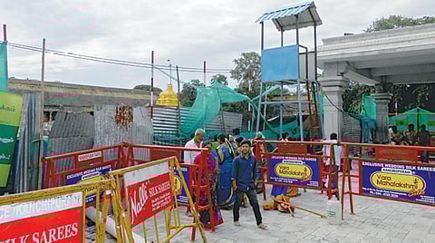 அத்திவரதர் குடிகொண்டுள்ள அனந்தசரஸ் குளத்தைச் சுற்றி தடுப்புகள் அமைத்து போடப்பட்டுள்ள பாதுகாப்பு.