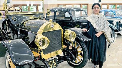 மெட்ராஸ் ஹெரிடேஜ் மோட்டாரிங் கிளப் சார்பில் பாரம்பரிய கார்கள் கண்காட்சி சென்னை திருவான்மியூரில் நேற்று நடந்தது. இக்கண்காட்சியை நடிகை ரேவதி தொடங்கி வைத்தார். 1920 முதல் 1970 வரை புழக்கத்தில் இருந்த முன்னணி நிறுவனங்களின் 140-க்கும் மேற்பட்ட கார்கள், 40-க்கும் மேற்பட்ட மோட்டார் சைக்கிள்கள் இதில் பங்கேற்றன. படம்: பு.க.பிரவீன்