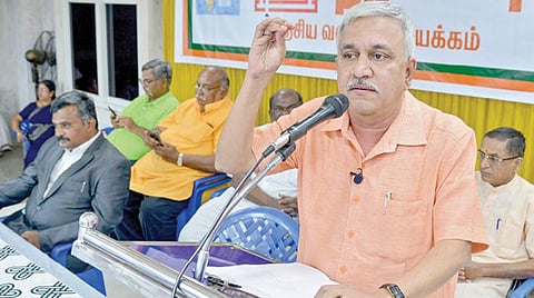 தீர்வு அமைப்பு நடத்திய ‘காஷ்மீர் - 370, 35ஏ தெளிவான பார்வை’ என்ற தலைப்பிலான கருத்தரங்கில் தமிழக பாஜக செய்தி தொடர்பாளர் நாராயணன் திருப்பதி பேசினார். உடன் முன்னாள் ராணுவ அதிகாரி தியாகராஜன் உள்ளிட்டோர். படம்:பு.க.பிரவீன்