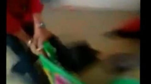 பள்ளியில் அடைக்கலம் புகுந்த பெண் துப்புரவுத் தொழிலாளியை தரதரவென இழுத்து வெளியேற்றிய கொடூரம்; வீடியோ