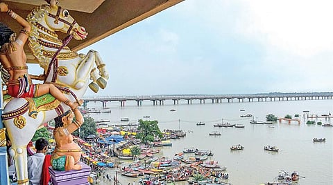 கனமழை காரணமாக உத்தரபிரதேசத்தில் கங்கை, யமுனை, காக்ரா உள்ளிட்ட பல்வேறு நதிகளில் வெள்ளப்பெருக்கு ஏற்பட்டுள்ளது. பிரயாக்ராஜில் கங்கையும் யமுனையும் கலக்கும் திரிவேணி சங்கமம் அருகே நேற்று வெள்ளம் கரைபுரண்டு ஓடியது. படம்: பிடிஐ