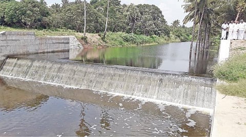 தென்மேற்கு பருவ மழையால் நிரம்பி வழியும் கோரையாற்று தடுப்பணையை ஆய்வு செய்த சட்டப்பேரவை துணைத் தலைவர் பொள்ளாச்சி ஜெயராமன் உள்ளிட்டோர். படம்: எஸ்.கோபு.
