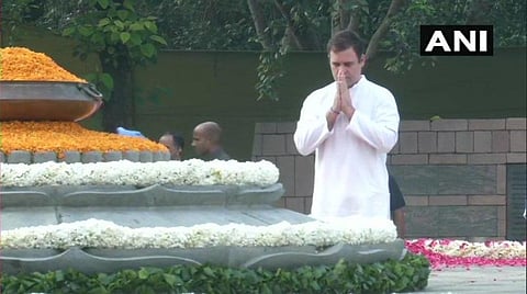 டெல்லியில் உள்ள வீர பூமியில் ராஜீவ் காந்தி நினைவிடத்தில் அவரின் 75-வது பிறந்த நாளான இன்று ராகுல் காந்தி அஞ்சலி செலுத்திய காட்சி | படம் : ஏஎன்ஐ