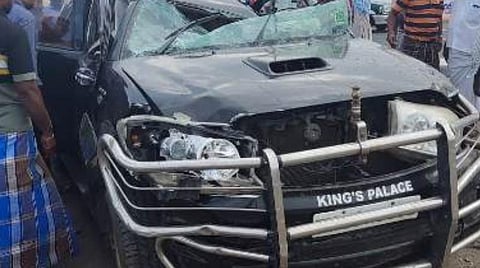 விபத்தில் சிக்கிய கார்.