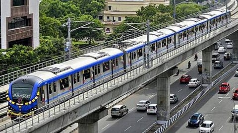 மெட்ரோ ரயில் நிலையங்களில் வாகனம் நிறுத்துவதற்கு பயண அட்டை வாங்க கட்டாயப்படுத்துவதாக புகார் 