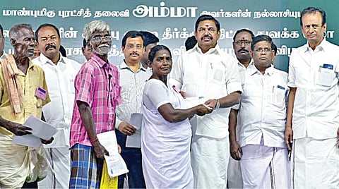 சேலம் மாவட்டம் தலைவாசலில் நடைபெற்ற அரசு விழாவில் முதல்வர் பழனிசாமி பொதுமக்களிடம் இருந்து மனுக்களை பெற்றுக்கொண்டார். அருகில் ஆட்சியர் ராமன், எம்எல்ஏக்கள் உள்ளிட்டோர்.