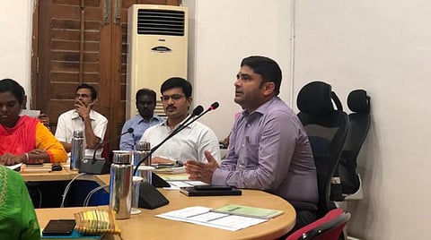 பருவமழை காலம்; டெங்கு தடுப்பு நடவடிக்கை: மாநகராட்சி ஆணையர் ஆலோசனை