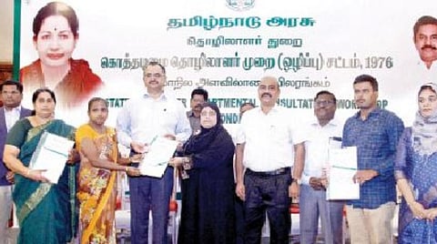கொத்தடிமை தொழிலாளர் முறை ஒழிப்பு பயிற்சி பட்டறையை தொழிலாளர் நலத்துறை அமைச்சர் நிலோபர் கபீல் சென்னையில் நேற்று தொடங்கி வைத்தார். அப்போது, பணிக்காலத்தில் இறந்தவர்களின் வாரிசுகளுக்கு கருணை அடிப்படையில் பணி நியமன ஆணைகளை வழங்கினார். உடன், தொழிலாளர் நலத்துறை செயலாளர் சுனில் பாலிவால், தொழிலாளர் ஆணையர் இரா.நந்தகோபால், தொழிலக பாதுகாப்பு மற்றும் சுகாதார இயக்குநர் கா.மனோகரன், திருவண்ணாமலை ஆட்சியர் க.சு.கந்தசாமி மற்றும் கூடுதல் தொழிலாளர் ஆணையர்கள் யாஷ்மின் பேகம், சரவணன்.
