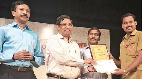 அஞ்சல்துறையில் சிறப்பாக பணியாற்றும் அதிகாரிகள், ஊழியர்களுக்கு சென்னை மண்டல உன்னத விருதுகள் வழங்கும் விழா சென்னையில் நேற்று நடைபெற்றது. இவ்விழாவில் விருதுகள் வழங்குகிறார் தமிழக அரசின் தலைமைச் செயலாளர் கே.சண்முகம். உடன் சென்னை நகர மண்டல அஞ்சல்துறை தலைவர் ஆர்.ஆனந்த், அஞ்சல் சேவை இயக்குநர் ஏ.கோவிந்தராஜன். படம்.ம. பிரபு