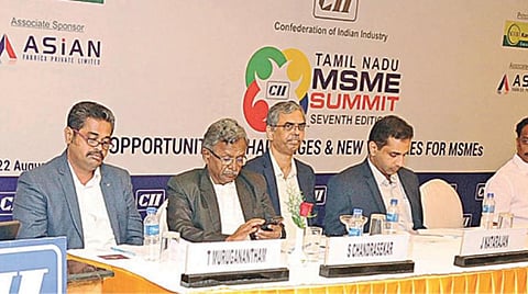 கரூரில் நேற்று நடைபெற்ற தமிழ்நாடு குறு, சிறு மற்றும் நடுத்தர தொழில் நிறுவனங்கள் மாநாட்டில் பேசுகிறார் அமைச்சர் பா.பெஞ்சமின். உடன், அமைச்சர் எம்.ஆர்.விஜயபாஸ்கர், மாவட்ட ஆட்சியர் த.அன்பழகன் உள்ளிட்டோர்.