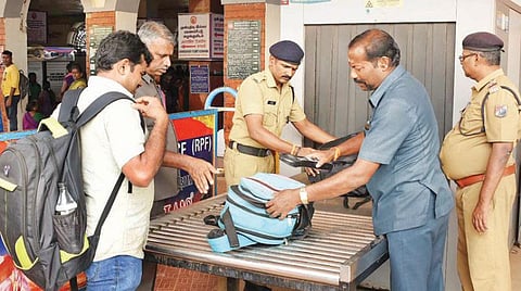 திருச்சி விமான நிலையத்துக்கு ‘ரெட் அலெர்ட்’: பாதுகாப்பு அதிகரிப்பு- நாகப்பட்டினம், புதுக்கோட்டையில் கடலோர பாதுகாப்பு குழும போலீஸார் தீவிர கண்காணிப்பு