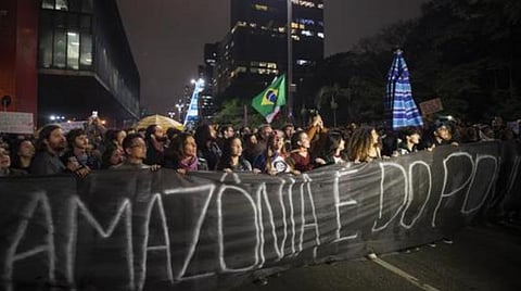 அமேசான் காட்டுத் தீயை அணைக்க ஆயுதப் படைகளுக்கு பிரேசில் அதிபர் உத்தரவு