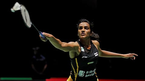 பேசலில் நடந்த உலக பாட்மிண்டன் சாம்பியன்ஷிப் போட்டியில் சிந்து பந்தை அடிக்கும் காட்சி : படம் உதவி ட்விட்டர்