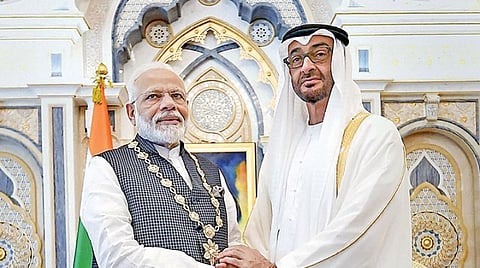 ஐக்கிய அரபு அமீரகத்துக்கு சென்ற பிரதமர் மோடியை கைகுலுக்கி வரவேற்கும் அந்நாட்டின் இளவரசர் ஷேக் முகமது பின் ஜயீத் அல் நயான். படம்: பிடிஐ