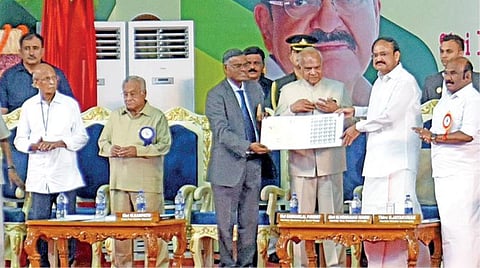 ராவ் பகதூர் கலவல கண்ணன் செட்டியாரின் 150- வது பிறந்த தினத்தை முன்னிட்டு, சென்னையில் நடைபெற்ற விழாவில் கண்ணன் செட்டியார் உருவம் பொறித்த சிறப்பு அஞ்சல் தலை மற்றும் அஞ்சல் உறைகளை குடியரசு துணைத்தலைவர் வெங்கய்ய நாயுடு வெளியிட்டார். அதைத் தொடர்ந்து, கண்ணன் செட்டியார் மற்றும் அவரது மனைவி சீதம்மா ஆகியோரின் முழு உருவச்சிலையையும் திறந்து வைத்தார். படம்: ம.பிரபு