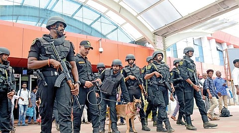 கோவை ரயில் நிலையத்தில் கண்காணிப்பில் ஈடுபட்டுள்ள கமாண்டோ படையினர். படம் : ஜெ.மனோகரன்