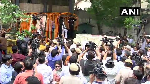 டெல்லி பாஜக தலைமை அலுவலகத்துக்கு இன்று காலை கொண்டு செல்லப்பட்ட மறைந்த அருண் ஜேட்லியின் உடல்: படம் ஏஎன்ஐ