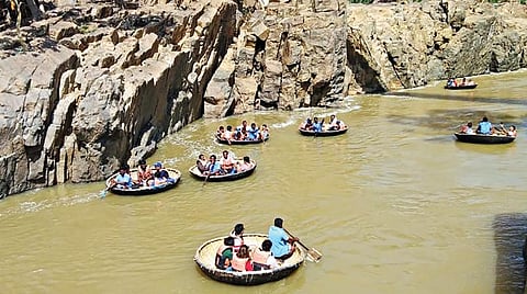 ஒகேனக்கல் காவிரியாற்றில் நீர்வரத்து குறைந்ததையடுத்து பரிசல் இயக்க நேற்று அனுமதி அளிக்கப்பட்டது. இதையடுத்து, பரிசல் பயணம் மேற்கொண்ட சுற்றுலா பயணிகள்.