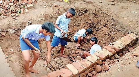 சூழலை நேசிக்கும் மாணவர்கள்