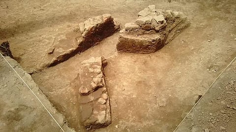 கீழடி அகழாய்வில் கண்டுபிடிக்கப்பட்ட வடிகால் சுவர்.