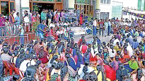 தமிழகம் முழுவதும் அரசு மருத்துவமனைகளில் டாக்டர்கள் வேலைநிறுத்தத்தால் நோயாளிகள் அவதி: அமைச்சர் தலைமையில் பேச்சுவார்த்தை; கோரிக்கைகளை பரிசீலிக்க ஐஏஎஸ் அதிகாரி நியமனம்