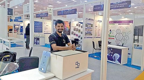 சென்னை ஐஐடி ஆராய்ச்சி மாணவர்கள் தயாரித்துள்ள சிறிய குளிர்பதனப் பெட்டி.