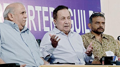 காஷ்மீரில் பத்திரிகையாளர்கள் அனுமதிக்கப்படுவதற்கு எதிராக செயல்பட்ட இந்திய பிரஸ் கவுன்சிலின் செயலைக் கண்டித்து, ஊடக சுதந்திரத்துக்கான கூட்டணி உள்ளிட்ட பல்வேறு அமைப்புகள் சார்பில் நடைபெற்ற பத்திரிகையாளர் சந்திப்பில் பேசுகிறார் ‘தி இந்து’ குழுமத் தலைவர் என்.ராம். உடன் கர்னாடக இசைக் கலைஞர் டி.எம்.கிருஷ்ணா, இந்திய பிரஸ் கவுன்சில் முன்னாள் உறுப்பினர் கே.அமர்நாத்.படம்: கே.வி.சீனிவாசன்