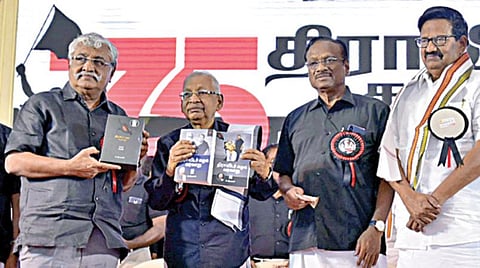 சேலத்தில் நடைபெற்ற திராவிடர் கழக பவள விழா மாநாட்டில் ‘திராவிடர் கழக வரலாறு’ நூலுடன் திக தலைவர் கி.வீரமணி, திராவிடர் இயக்க தமிழர் பேரவை பொதுச்செயலாளர் சுப.வீரபாண்டியன், தமிழக காங்கிரஸ் தலைவர் கே.எஸ்.அழகிரி, இந்திய கம்யூனிஸ்ட் மாநில செயலர் இரா.முத்தரசன், மனிதநேய மக்கள் கட்சித் தலைவர் ஜவாஹிருல்லா உள்ளிட்டோர். படம்: எஸ்.குரு பிரசாத்