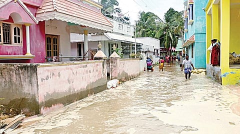 கிராமத்துக்குள் புகுந்த கடல் நீர்: குமரி மாவட்டத்தில் 50-க்கும் மேற்பட்ட குடும்பங்கள் வெளியேற்றம்