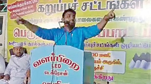 தமுமுக தெருமுனை கூட்டத்தில் பேசிய அக்கட்சியின் தலைமைக் கழக பேச்சாளர் எம்.முகமது ஷரீப்.