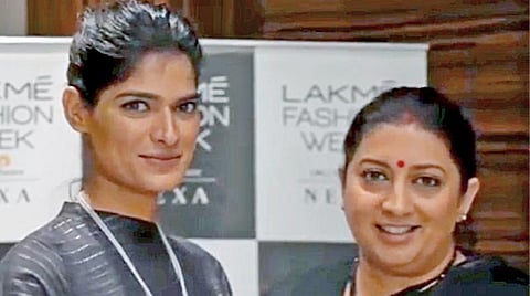 மத்திய ஜவுளித் துறை அமைச்சர் ஸ்மிருதி இரானியுடன் நிஷா யாதவ்.