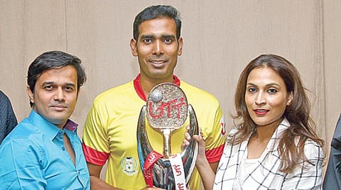 அல்டிமேட் டேபிள் டென்னிஸ் தொடரின் வெற்றி கொண்டாட்ட நிகழ்வில் பங்கேற்ற சென்னை லயன்ஸ் அணியின் உரிமையாளர்களுடன் கேப்டன் சரத் கமல்.