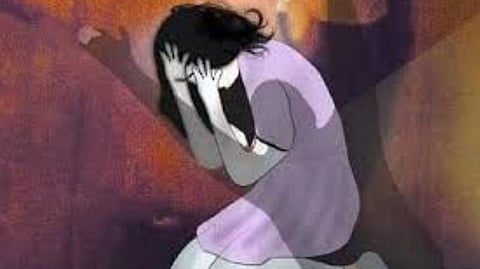 கூட்டுப் பாலியல் பலாத்காரம்: நிரூபிக்க இயலாத சிறுமிக்கு மொட்டையடித்து ஊர்வலம்