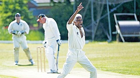 செஸில் ரைட் கிரிக்கெட் விளையாடிய காட்சி : படம் உதவி ட்விட்டர்