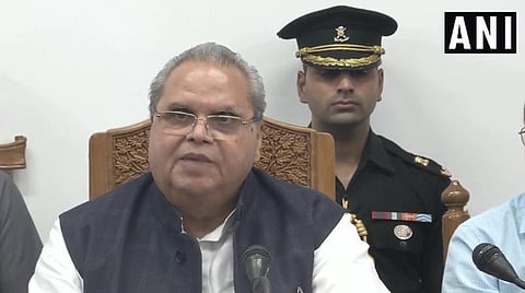 ஸ்ரீநகரில் மாநில ஆளுநர் சத்ய பால் மாலிக் நிருபர்களுக்கு பேட்டி அளித்த காட்சி : படம் ஏஎன்ஐ