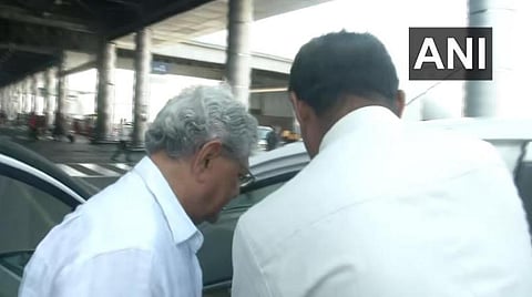 உச்ச நீதிமன்ற அனுமதி: காஷ்மீர் புறப்பட்டுச் சென்றார் யெச்சூரி