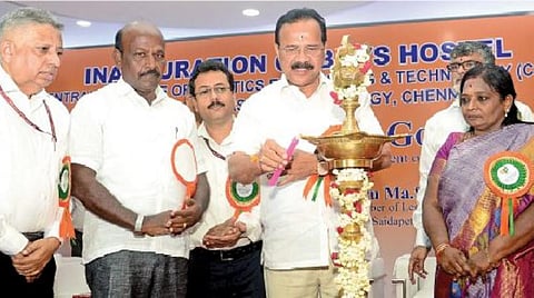 சென்னை கிண்டி திருவிக தொழிற்பேட்டையில் உள்ள சிப்பெட் வளாகத்தில் 950 மாணவர்கள் தங்கும் வகையில் நவீன வசதிகளுடன் கட்டப்பட்டுள்ள விடுதிக் கட்டிடத்தை மத்திய ரசாயனம் மற்றும் உரத் துறை அமைச்சர் சதானந்த கவுடா நேற்று திறந்து வைத்தார். நிகழ்ச்சியில், சைதாப்பேட்டை எம்எல்ஏ மா.சுப்பிரமணியன்,
பாஜக தமிழக தலைவர் தமிழிசை சவுந்தரராஜன், சிப்பெட் டைரக்டர் ஜெனரல் எஸ்.கே.நாயக், ரசாயனத் துறை இணை செயலாளர் காசிநாத் ஜா, சிப்பெட் முதன்மை இயக்குநர் ஸ்ரீகாந்த் ஷிராலி உள்ளிட்டோர் பங்கேற்றனர்.