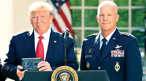 அமெரிக்காவில் புதிதாக விண்வெளி போர் கட்டுப்பாட்டு மையத்தை அந்த நாட்டு அதிபர் டொனால்டு ட்ரம்ப், வெள்ளை மாளிகையில் நேற்று முன்தினம் தொடங்கிவைத்தார். உடன் அமெரிக்க விமானப்படை தலைமைத் தளபதி ஜான் டபிள்யூ. ரேமண்ட் உள்ளார்.படம்: ஏஎப்பி