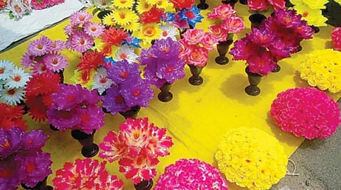 அலங்காரப் பூக்கள் விற்பனை 40 சதவீதம் சரிவு; சீன பிளாஸ்டிக் பூக்களால் ரூ.10 ஆயிரம் கோடி வருவாய் இழப்பு 