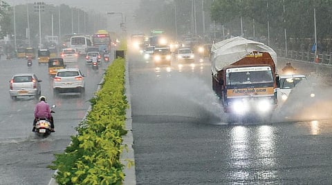 சென்னையில் நேற்று மாலை பெய்த மழையால் சாலையில் தேங்கிய நீரை சிதறடித்தபடி சீறிச்செல்லும் வாகனங்கள். இடம் காமராஜர் சாலை.படம்: ம.பிரபு