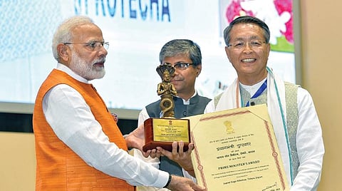 டெல்லியில் நேற்று நடந்த விழாவில் ஜப்பானை சேர்ந்த யோகா ஆசிரியர் கசுவோ கெய்ஷின் கிமுராவுக்கு பிரதமர் நரேந்திர மோடி யோகா விருதினை வழங்கினார்.படம்: பிடிஐ