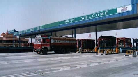 பாகிஸ்தானில் பள்ளத்தில் பேருந்து விழுந்து விபத்து: 24 பேர் பலி