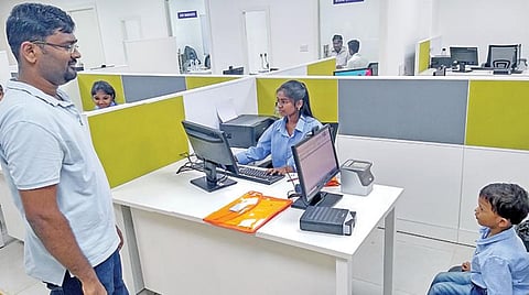 சென்னை கோயம்பேட்டில் திறக்கப்பட்டுள்ள நவீன ஆதார் மையத்தில் குழந்தையை படமெடுக்கும் பணியாளர்.படம்: ச.கார்த்திகேயன்